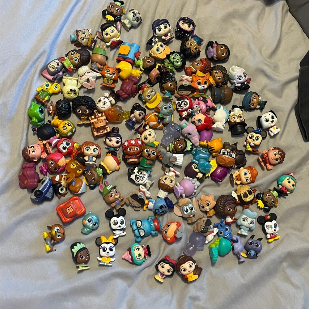 a bunch of random disney doorables